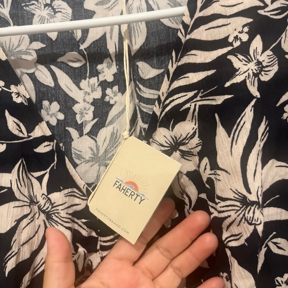 Faherty Black and White Sheath Maxi Dress with Puff Sleeves - Picture 4 of 10